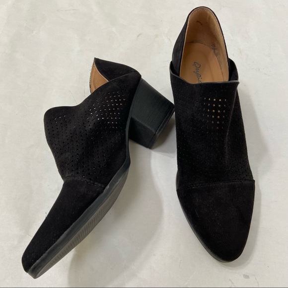 QUPID BLACK LOW HEEL ANKLE LASER CUT BOOTIES - Picture 2 of 13